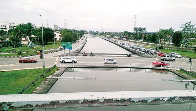 北海通往居林地下道周日因大水灾严重积水形成大水池。(照片取自Penang Kini脸书)