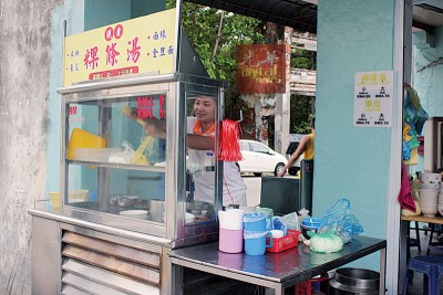 二条路粿条汤档口响应《光华日报》"风雨献真情"救灾筹款。