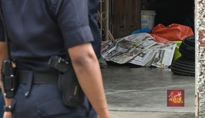 其中一名死者的遺體被報紙遮蓋。
