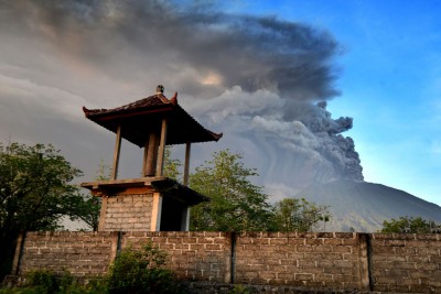 火山于日间喷出烟雾。(法新社照片)