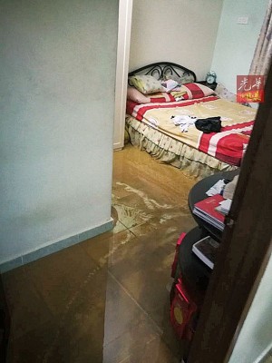 大雨将泥浆冲入屋内及睡房。