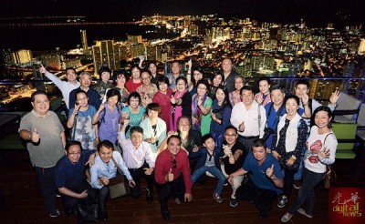 一众人在光大68楼欣赏夜景并拍大合照,OWG集团创办人兼主席拿督斯里许展强(前排红衣者)也一同合影。
