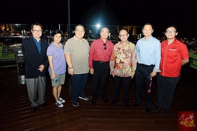 (左起)拿督刘国泰、郑彩凤、林星發、许展强、李兴前、The Top 总经理陈添才及林松荣在68顶楼合照,背后为漂亮的槟城夜景。