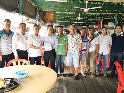 拿督吴清良移交武吉淡汶海上养殖暴风灾损失报告书,刘子健接领。