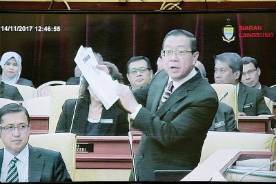 林冠英出示《马来西亚前锋报》报道要求查哈拉著证据。