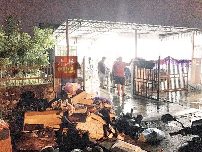 入夜时分,义务队员依然拉对到需要帮助的家庭去清理家园。