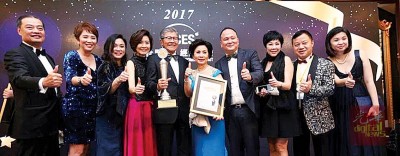 汇华集团董事及嘉宾在峰会颁奖典礼上,与许廷忠(左5)一同分享得奖喜悦。