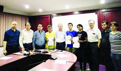 槟华堂呼吁还不向槟华堂申请援助金的灾民,唯独当11月13近期提出申请。左起陈剑豪、梁伟宏、郑荣兴、湖内恩惠爱老院代领人、许廷炎、周英莲家人、过护理之家和感恩之家代领人、杨集东、郑汉荣同郭蕙宁。