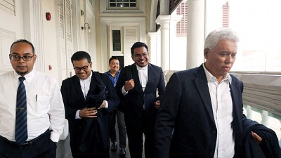 控方由拉锡乌达(右一)和等人口表示出庭闻讯。