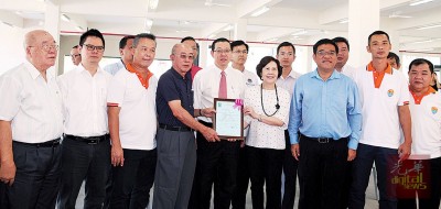 建筑师拿汀赵秋盈移交新校舍住用证予公巴养正建委会主席刘锡山,由槟首长林冠英见证,右起章华纯、陈达义、黄汉伟州议员及左三为叶顺强。