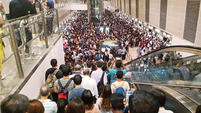地铁环线发生故障,月台人满为患。