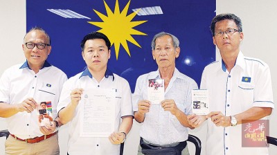 李杜钜(右2起)在刘国南等人陪同下召开记者会。
