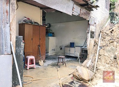 隔壁邻居李经荣(71岁)屋子的墙壁也被泥沙冲破,形成一个大巨口。