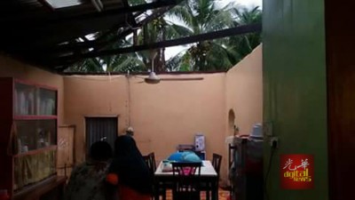 屋子的屋顶被陆龙卷吹起。(图取自脸书)
