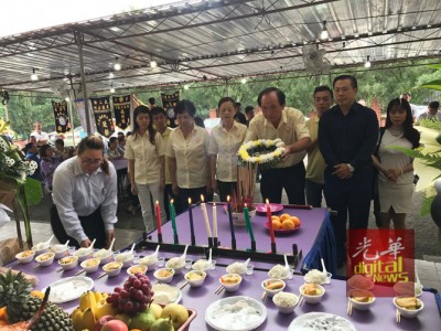 大山脚瑶池金母慈善基金会One Hope Charity与丹斯里黄荣盛联合拜祭翰翚。
