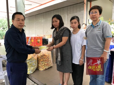 丹斯里黄荣盛(左)移交认购画作的支票於遗孀黄美娇(右3),旁为女儿可轩及王国慧。