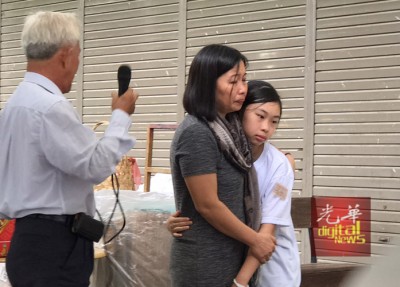 妻女不舍翰翚的离去。