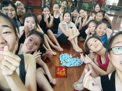 日新独中舞蹈团团员在珂晶留院期间,为她折纸鹤祈福打气。