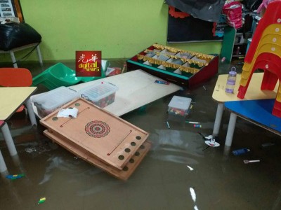 严重水灾导致麦曼珍华小许多书浸在水中。
