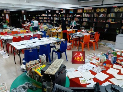 麦曼珍华小图书馆遇水劫,师生们正努力的救回书籍。
