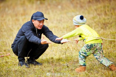 陈小春不断在旁鼓励儿子。