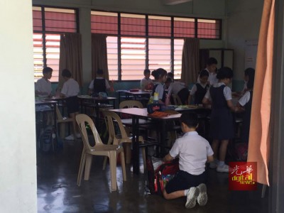 3M班学生在上课,殷春桌位却空著,见者心酸。