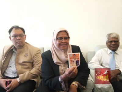 槟岛市政厅已优先为女车主准备好残疾人士免费停车贴纸,只要女车主呈交有关证件及填妥资料,即可领取。左起为李俊杰、麦慕娜、法兰西。