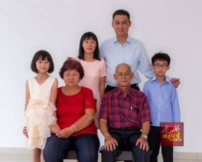 林瑞木早前拍摄的全家照,后排左起林佳盈、陈燕、林瑞木;前排左起刘细宝及林建安。两周内,林瑞木瞬间失去了全部至亲。