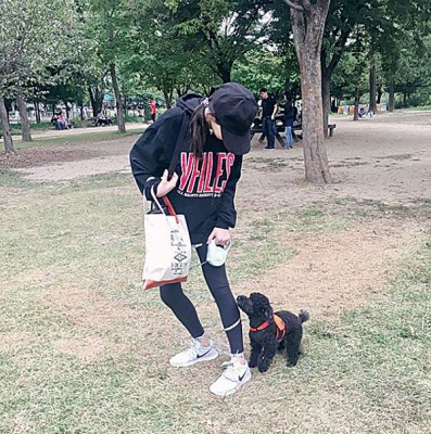 太妍常在IG秀出爱犬照。