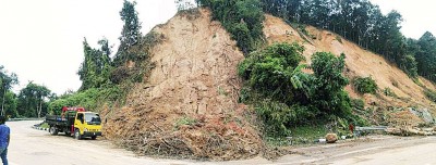 山壁大面积土崩,使得清理工程具有难度。