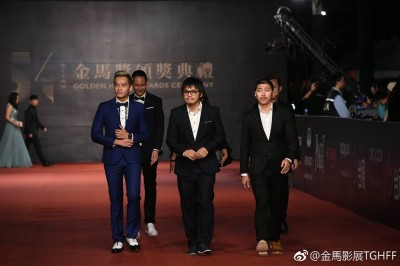 《分贝人生》导演陈胜吉(中),带领男主角陈泽耀(左)及剧组人员走红毯。