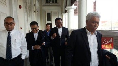 控方由拉锡乌达(右一)以及等人口表示出庭闻讯。