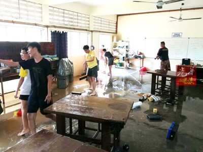马华志工队清洗锺灵课室。