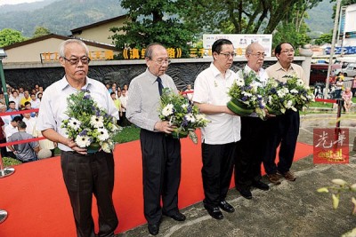 出席公祭的华团及政党代表与林冠英(左5)及曹观友(左4)合影,右2起为刘子健、陈德钦、林炎葵、李兴前、王益辉及许廷炎等人。