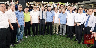 出席公祭的华团及政党代表与林冠英(左5)及曹观友(左4)合影,右2起为刘子健、陈德钦、林炎葵、李兴前、王益辉及许廷炎等人。