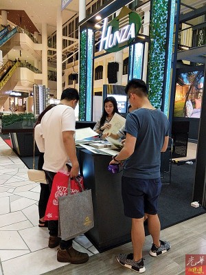汇华产业集团展位吸引众多人潮到来参观洽询。