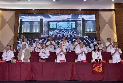 代表大会台上的座位排位是为2008年之中委会为准,前排左起呢陈国伟、林吉祥、陈胜尧、林冠英、方贵伦、郭素沁、潘俭伟。