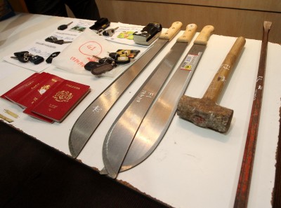 警方周六在记者会出示起回的部分失物及作案工具。