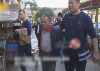 餐馆老板被警署带走调查。