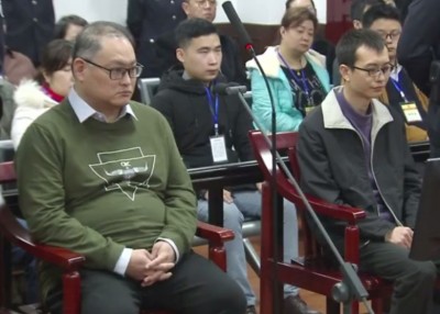 李明哲(前排左)与彭宇华(前排右)听判。