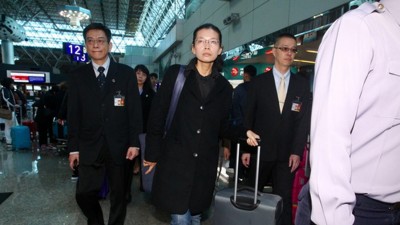 李净瑜一行人约周一晚上10时30分许抵达湖南。