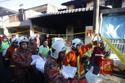 消拯员抬出4具遗体离开现场。