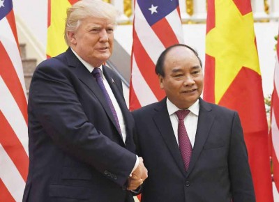 特朗普(右)与陈大光(左)举行双边会谈。(法新社照片)