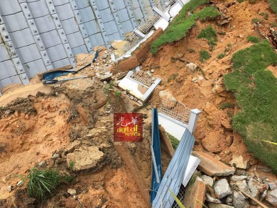 在面对狂风暴雨侵袭下可见山泥倾泻的状况发生。