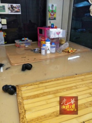 进入屋内的水位高达4尺,已淹到桌上的位子了。