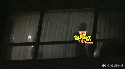 中国狗仔称一名男子帮林志玲开门。
