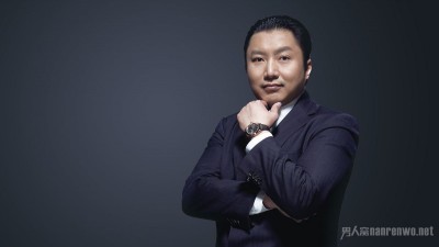 邱士楷爱梳油头。