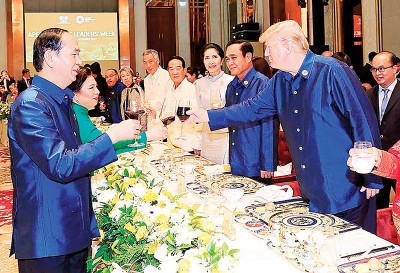 越南国家主席陈大光以及特朗普碰杯。