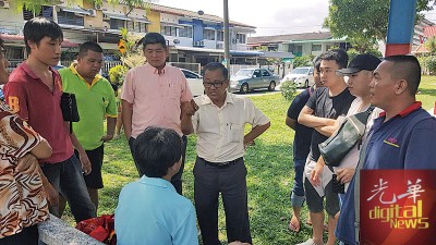 洪铷鸿与治安队成员在现场质问相关少年。