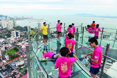 率先跑抵光大59楼终点线的首100人,获得免费登上68楼「彩虹天空玻璃步道」通行证,纷纷拍照留念。